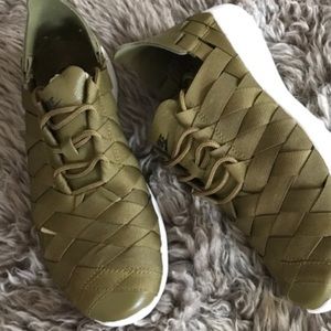 Juvenate Woven green Nike’s size: 8